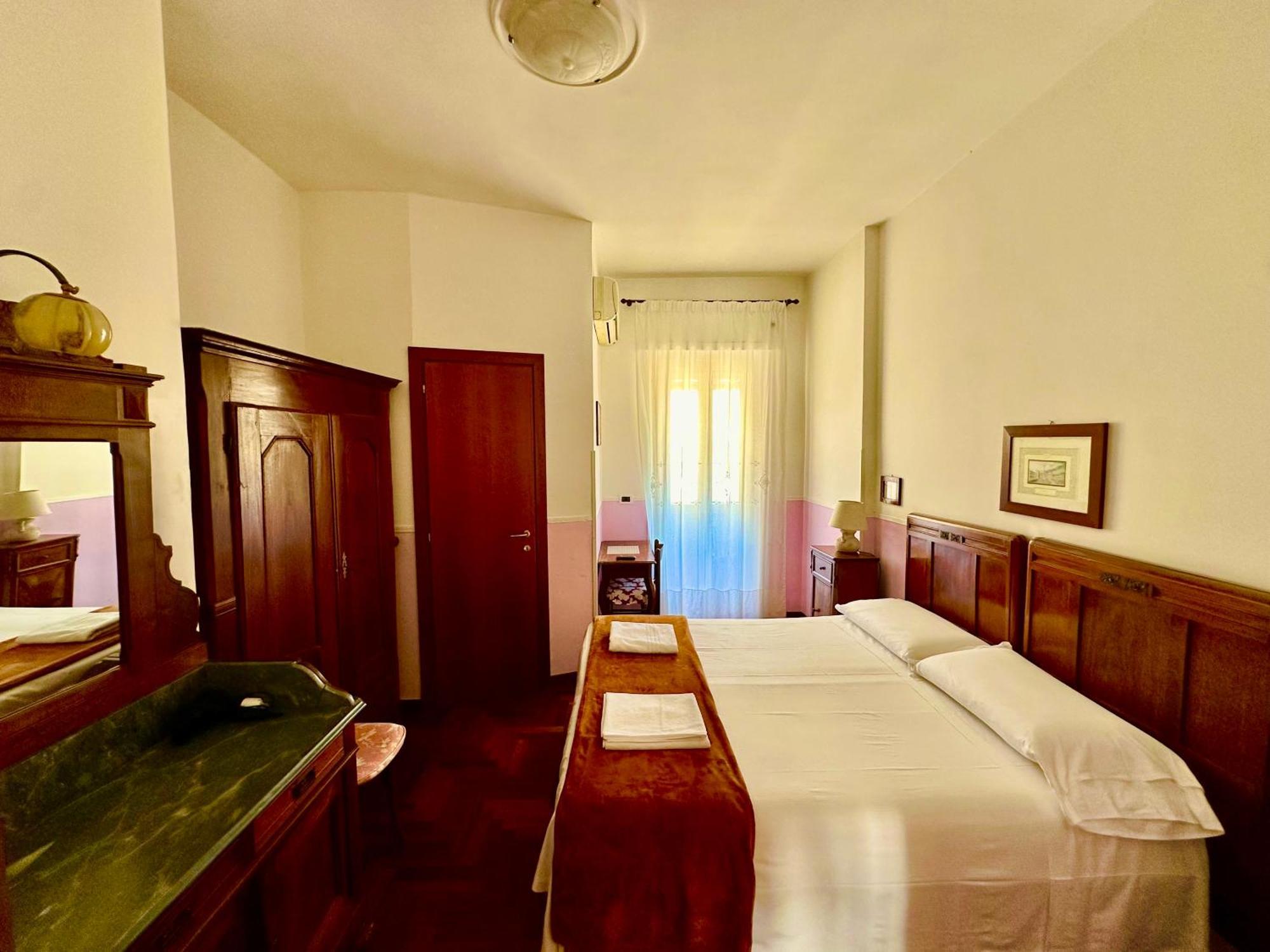 Pardis Guest House โรม ภายนอก รูปภาพ